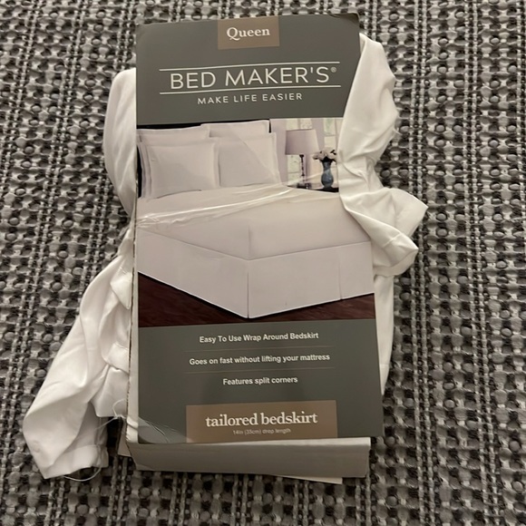 Bed Skirt White Queen Tailored Features split corners Easy to use Wrap around - Picture 4 of 4